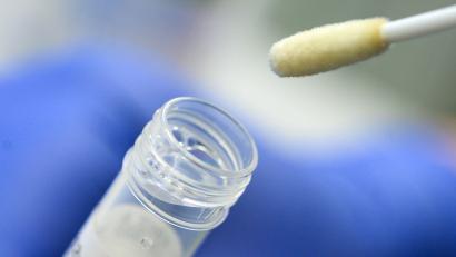 Symbolbild: Sebastian Gollnow / dpa
212 Landkreis-Bewohner galten zwischen dem 4. und 10. Januar als mit dem Coronavirus infiziert. Bei 30 Fällen im Landkreis wurde bisher die Omikron-Variante bestätigt.