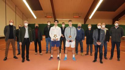 Bild: kro
Die beiden Finalisten Alen Mujakic (Mitte links) vom GW Luitpoldpark München und Aaron James Williams (Mitte rechts) vom Tennisclub Bredeney, eingerahmt vom Turnier-Ausschuss um Jürgen Gleißner (links), Vorsitzender des ausrichtenden TC-Fördervereins, und den Ehrengästen.