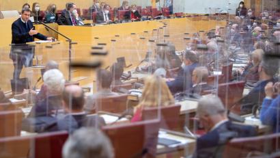 Archivbild: Sven Hoppe/dpa
Ein aufgeblähter Landtag. Aktuell sind 205 Abgeordnete drin, obwohl die bayerische Verfassung nur 180 vorsieht.