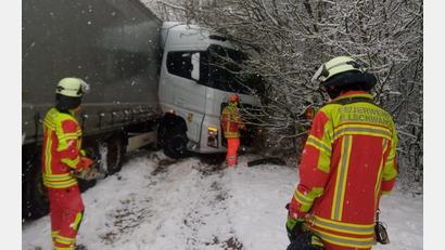 Bild: KBM Thorsten Jobst/KFV-AS
Ein Lkw-Fahrer konnte seinen Sattelzug nicht mehr auf der Fahrbahn halten. Bei Glätte ereigneten sich am Samstag auf der A6 etliche Unfälle