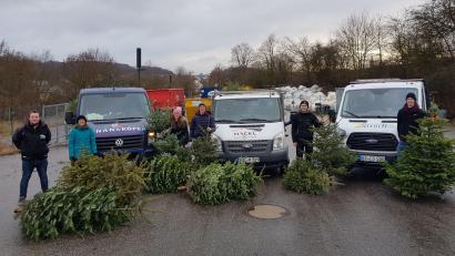 Bild: Tobias Gräf
Über 100 Christbäume haben die Mädels und Jungs der Sulzbach-Rosenberger DPSG-Pfadfinder bei nasskaltem Wetter mit geliehenen Pritschenwagen gesammelt. Am Wertstoffhof hat die grünbraune Fracht eineinhalb Container gefüllt.