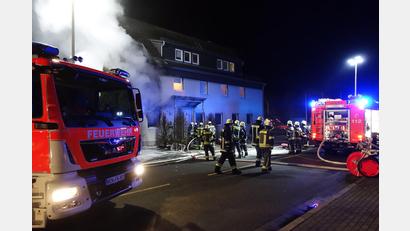 Bild: ui
Mit Atemschutz durchsucht die Feuerwehr das brennende Gebäude an der Ecke der Parksteiner mit der Oskar-von-Miller- Straße.