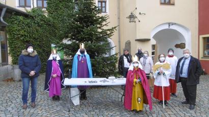 Bild: rgl
Die Sternsinger in Luhe stehen parat und warten auf die Bürger, die zu den Stationen kommen. Immer wieder tragen die Gruppen ihre Segenswünsche vor und sammelt fleißig Spenden.