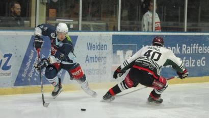 Archivbild: gb
Die Starbulls Rosenheim sind derzeit stark von Corona-Infektionen betroffen. Die nächsten vier Partien sind deshalb abgesagt worden, darunter auch das Spiel gegen die Blue Devils Weiden am 21. Januar. Das Bild zeigt eine Szene aus einem früheren Match zwischen beiden Teams.