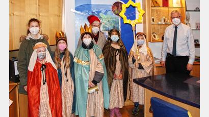 Bild: njn
Die Sternsinger der katholischen Pfarrei mit Gemeindereferentin Roswitha Heining (Fünfte von links) und Bürgermeister Johannes Reger (rechts).