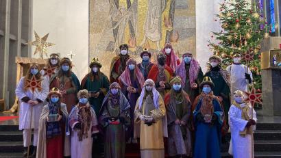 Bild:  Lucie Lang/exb
Die bunten Gewändern zogen die Sternsinger nach der Aussendung im Gottesdienst in Schirmitz von Haus zu Haus.