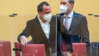 Archivbild: Peter Kneffel/dpa
Thorsten Glauber (l) und Hubert Aiwanger müssen sich in Quarantäne begeben.