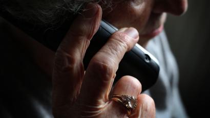 Symbolbild: Karl-Josef Hildenbrand/dpa
Eine Nabburgerin wurde 2019 Opfer eines Raubüberfalls. Grund dafür war ein in letzter Sekunde vereitelter, per Telefon eingefädelter Enkeltrickbetrug. Ein Mittäter wurde nun in Amberg verurteilt.