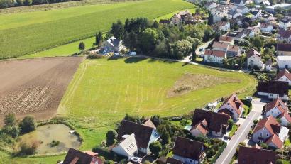 Luftbild: ref
Im Luftbild ist die Fläche im Drillingsfeld gut zu erkennen, wo der achtgruppige Kindergarten des BRK entstehen soll.