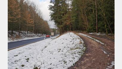 Bild: Gerhard List/exb
Der letzte Kilometer Radweg als Verbindung zwischen Weiden und Amberg wird bei Kohlberg in Angriff genommen.