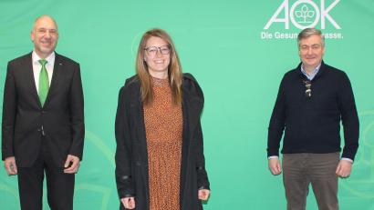 Bild: AOK, Stefan Schmidt/exb 
AOK Direktor Volker Schödel (links) mit Beiratsvorsitzender Katja Ertl und Thomas Eichenseher.