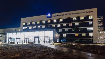 Archivbild: Hösamer, Clemens
Das Krankenhaus St. Barbara in Schwandorf. Dort sind knapp 90 Prozent aller Mitarbeiter geimpft. Bei den Ärzten sind es 100 Prozent.