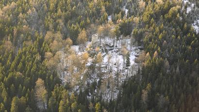 Luftbild: mür
Der Steinwald (im Bild die Burgruine Weißenstein) ist auch im Winter ein beliebtes Wandergebiet. Schilder liefern Besuchern nun Informationen und wichtige Verhaltensregeln.