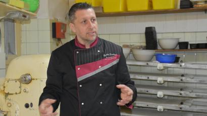 Archivbild: lue
Bäckermeister Manuel Neugirg betreibt seit 2004 den Reuther Dorfbeck. Jetzt bietet er sein Geschäftsgebäude zum Verkauf oder zur Verpachtung an.