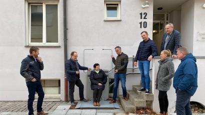 Bild: u
Die CSU-Stadtratsfraktion macht sich vor Ort ein Bild von der Sanierung der Postgasse in Hirschau. Als richtig erachtet man, dass für einen behindertengerechten Zugang zur Tagespflege statt einer Rampe ein platzsparender Treppenlift angebracht wurde (von links): Christian Gnan, Hans-Jürgen Schönberger, Zweite Bürgermeisterin Bärbel Birner, Erster Bürgermeister Hermann Falk, Dritter Bürgermeister Hermann Gebhard, Michaela Meier, Josef Luber und Martin Merkl.