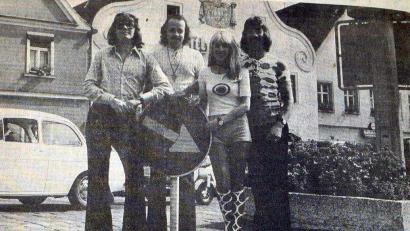 Archivbild: Naabtal-Kurier/Taubert/exb
„Middle of the Road“ im Sommer 1971 in Schwandorf. Das Foto entstand bei einem Bummel der angehenden Supergruppe durch die Stadt, der sie auch zu einer Eisdiele und in einen Plattenladen führte. Die Band war für drei Auftritte in der Diskothek „Apollo“ engagiert worden.