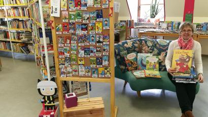 Bild: Portner
Renate Stigler blättert die neuen Bilderbücher durch, bevor sie diese in die Regale der Stadtbibliothek einräumt. Bei den Kindern sehr beliebt sind die Tonies-Hörspiel-Figuren (links vorne, Auswahl an der Pinnwand).