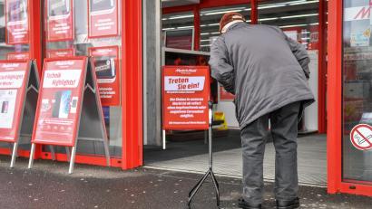 Bild: Florian Miedl/fph
Einfach so eintreten? Manch einer traut seinen Augen nicht, wenn er auf dem Schild liest, dass Kunden im Marktredwitzer Media-Markt weder einen Impfnachweis noch einen negativen Coronatest vorzeigen müssen.