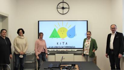 Bild: stg
Bürgermeister Roman Schäffler, Carolin Skarupa, Agnes Ring, Angelika Lober und Andrea Stauber (von rechts) präsentierten das neue Logo.
