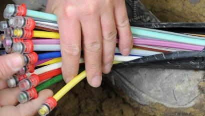 Symbolbild: Peter Kneffel/dpa
Die Firma Leonet möchte noch heuer damit beginnen, in Nabburg Glasfaser zu verlegen. Damit sich für die Firma der eigenwirtschaftliche Ausbau rentiert, braucht sie in den nächsten Wochen noch rund 200 abgeschlossene Verträge.