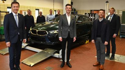 Bild: Foto Kraus/exb
Freuten sich bei der Fahrzeugübergabe: (vorne, von links) Hans Schmidt, stellvertretender HWK-Hauptgeschäftsführer, Johann Baptist jun. Lell, Inhaber BMW Autohaus J.B. LELL GmbH & Co. KG Weiden, Nico Berner, Business Partner der BMW AG, und Bildungszentrumsleiter Tobias Knauer, sowie (hinten, von links) Alexander Oppl, Harald Reiter, Sebastian Söllner und Thorsten Hammer.