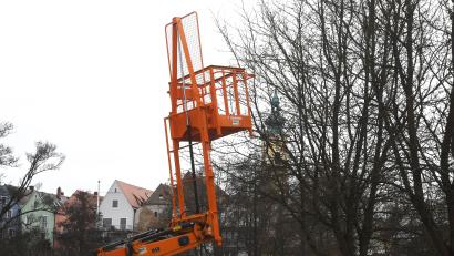 Bild: Gabi Schönberger
Die neue Arbeitsplattform für den Frontlader erlaubt den Beschäftigten des Neustädter Bauhofs Arbeiten in einer Höhe von bis zu sechs Metern.