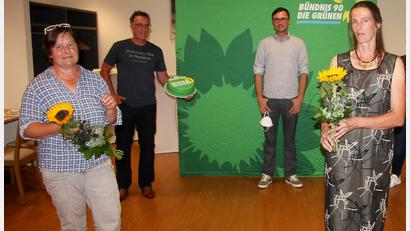 Archivbild: wro
Simone Bloemhof (rechts) wird in der kommenden Stadtratssitzung in Erbendorf ihr Mandat niederlegen. Sie war Nachfolgerin von Berta Wenning. Den Platz von Bloemhof wird voraussichtlich David Runschke (Dritter von links) einnehmen. Das Foto wurde nach der Gründungsversammlung des Grünen-Ortsverbandes „Steinwald“ im August 2020 aufgenommen.