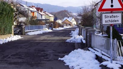 Bild: bkr
Thema bei der Bürgerversammlung im vergangenen Jahr waren die Zustände in der Rosenstraße und dem Armesbergweg (Bild). Noch in diesem Jahr soll ein Planungsauftrag für die Sanierung ergehen und 2023 ist die Umsetzung vorgesehen