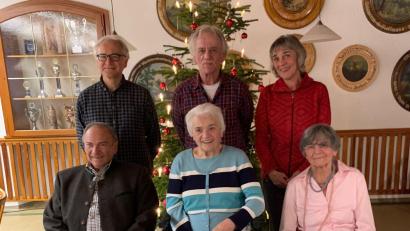 Bild: gi
Ihren 90. Geburtstag feierte Elisabeth Ziegler (Mitte) im Kreise ihrer Kinder und Geschwister.