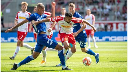 Bild: Matthias Balk/dpa
Sarpreet Singh (Mitte) ist gegenüber seiner Zeit beim 1. FC Nürnberg kaum wiederzuerkennen. In dieser Szene vernascht die Regensburger Bayern-Leihgabe die Schalker Malick Thiaw (links) und Florian Flick.