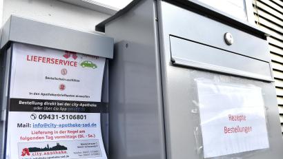 Bild: Petra Hartl
Von der Kloster-Apotheke in Ensdorf ist nur noch ein Briefkasten übrig. Wer sein Rezept dort einwirft, bekommt aus der City-Apotheke Schwandorf innerhalb eines Tages seine Medikamente kostenlos geliefert.