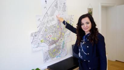 Bild: fpoz
Am Plan der Stadt zeigt Bürgermeisterin Margit Bayer, wo die Arbeitsschwerpunkte 2022 liegen: Sanierung der Jobst-vom-Brandt-Schule, Neubau eines Kinderhauses und Realisierung des Hochregallagers im Gewerbegebiet westlich der Marktredwitzer Straße. Zudem soll mit einem Teilstück der Ortsumgehung begonnen werden.