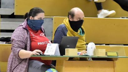 Bild: Hubert Ziegler
Auch am Kampfrichtertisch ist Maske Pflicht: Die Hallensportarten in Bayern planen auf unterschiedliche Weise die Rückkehr in den Spielbetrieb.