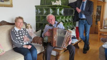 Bild: adj
Am Geburtstag griff Josef Eckert zur Freude seiner Frau Uschi und Bürgermeister Ernst Schicketanz nach seinem Instrument und spielte ein Ständchen.