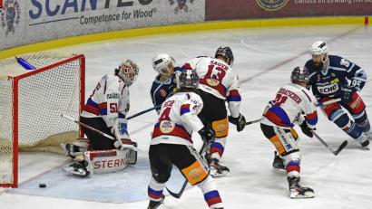 Archivbild: gb
Szene aus einem Spiel zwischen den Blue Devils Weiden (blaues Trikot) und dem Deggendorfer SC: Momentan ruht bei beiden Clubs wegen Corona der Spielbetrieb.