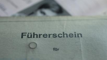 Symbolbild: Wolfram Kastl
Spätestens 2033 ist Schluss: Bis dann müssen alle alten Führerscheine gegen neue Plastikkärtchen im einheitlichen, fälschungssicheren EU-Standard umgetauscht sein.