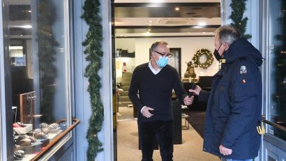 Bild: Gabi Schönberger
Michael Sebald kontrolliert an der Eingangstür seines Ladens in der Weidener Altstadt bei einem Kunden die 2G-Regel.