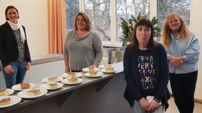 Bild: fpoz
Johanna Reger (links) wünschte dem neuen Küchen-Team mit Zdenka Prunhuber, Claudia Hippeli und Bianca Binder viel Kreativität und Spaß beim Kochen für die Kids.