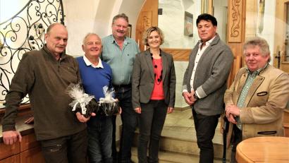 Bild: stg
Die Metzgerinnung Tirschenreuth/Kemnath um den wiedergewählten Obermeister Herbert Thiem (Zweiter von rechts) verabschiedete ihre langjährigen Mitglieder Michael Schwägerl und Otto Wiesend (von links).