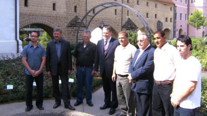 Archivbild: oe
Der Landkreis Amberg-Sulzbach gibt 2008 einen Empfang für die Delegation aus Hevel Modiin. Mit dabei Adi Daliot (Dritter von links), Landrat Richard Reisinger (Vierter von links) sowie (daneben) Bürgermeister Shimon Susan aus dem israelischen Hevel Modiin.
