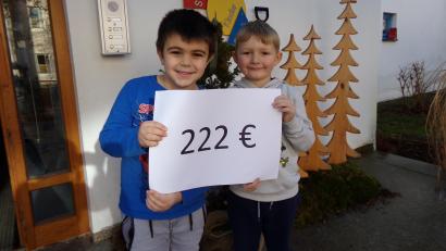 Bild: fks
Eine persönliche Übergabe war leider nicht möglich, aber zwei Buben des Kindergartens zeigen stolz den Betrag, der an die Kinderkrebshilfe Oberpfalz Nord gespendet wurde.