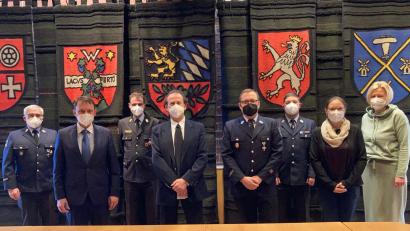 Bild: Stadt Weiden/exb
Oberbürgermeister Jens Meyer (Zweiter von links) dankte Peter Pfaffenzeller (Vierter von links), Thomas Schell (Fünfter), Ronny Preßl (Dritter von rechts) für ihre Arbeit im Katastrophenschutz.