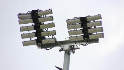 Bild: kro
Neue energiesparende LED-Flutlichtlampen hat der SC Mähring installiert. Die Marktgemeinde gewährt zu den Restkosten, die der Verein zu tragen hat, einen Zuschuss in Höhe von fünf Prozent.