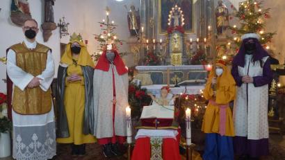 Bild: Kath. Pfarrei Wildenau/exb
Die Sternsinger waren beim Gottesdienst in der Benefiziumskirche in Wildenau dabei. Im Bild in der Kirche mit Kaplan Stark in der Reihenfolge (von links) Kaplan Daniel Stark, Leonie Wittmann, Sophia Förster, Paul Häupl mit Stern und Lilian Förster.