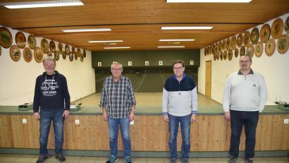 Bild: Reiner Hoffmann/exb
Die Drei-Mohren-Schützen Poppenricht ehren die Sieger bei ihrem Bratwurstschießen (von links): Schützenmeister Robert Geitner, Hans Meyer, Schießleiter Lothar Mehringer und Helmut Neudecker.