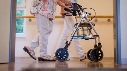 Bild: Christoph Schmidt/dpa
Eine Studie beklagt fehlende Transparenz über die Qualität von Pflegeheimen.