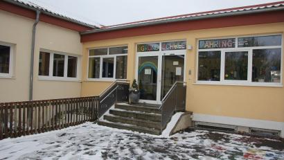 Bild: kro
Die Grundschule Mähring, die in Großkonreuth steht, war beherrschendes Thema im Marktrat. Da die Reinigungskräfte wegen der hohen Corona-Auflagen nicht mehr alles meistern können, soll die Stundenzahl erhöht werden.