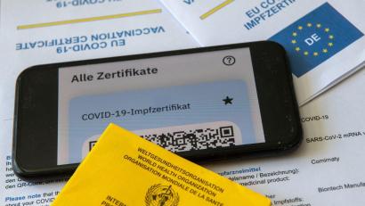 Symbolbild: Stefan Puchner/dpa
Ein Mediziner am Weidener Klinikum hat offenbar mit einem gefälschten elektronischen Impfpass gearbeitet.