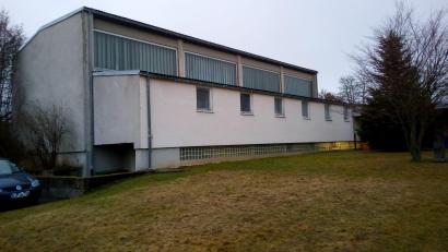 Bild: fpoz
In diesem Sommer muss die Turnhalle in Waldershof weichen. Für die Nutzer sind bereits Lösungen gefunden.