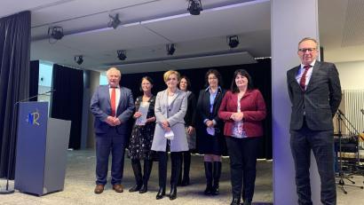 Bild: Anne Bräuer/exb 
Hermann Brandl, (vbm), Liane Schuster, Ministerialbeauftragte Mathilde Eichhammer, Elternbeiratsvorsitzende Stefanie Ost, Direktorin Hannelore Reil-Heining, stellvertretende Landrätin Birgit Höcherl und Andreas Hochholzer (Projektleiter Mint21, von links) freuten sich über die Ehrung